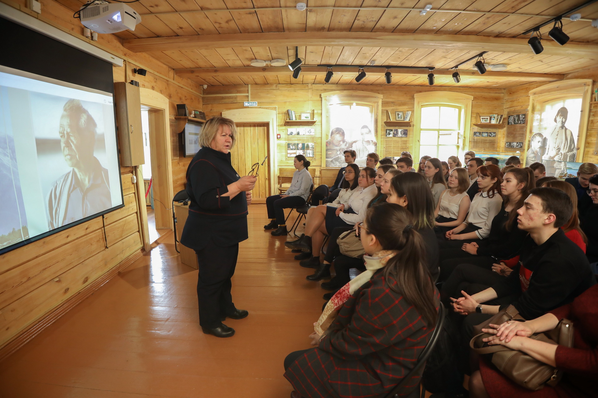 Встреча учеников школы №65 с доктором филологических наук Галиной Афанасьевой-Медведевой в Музее В.Г. Распутина