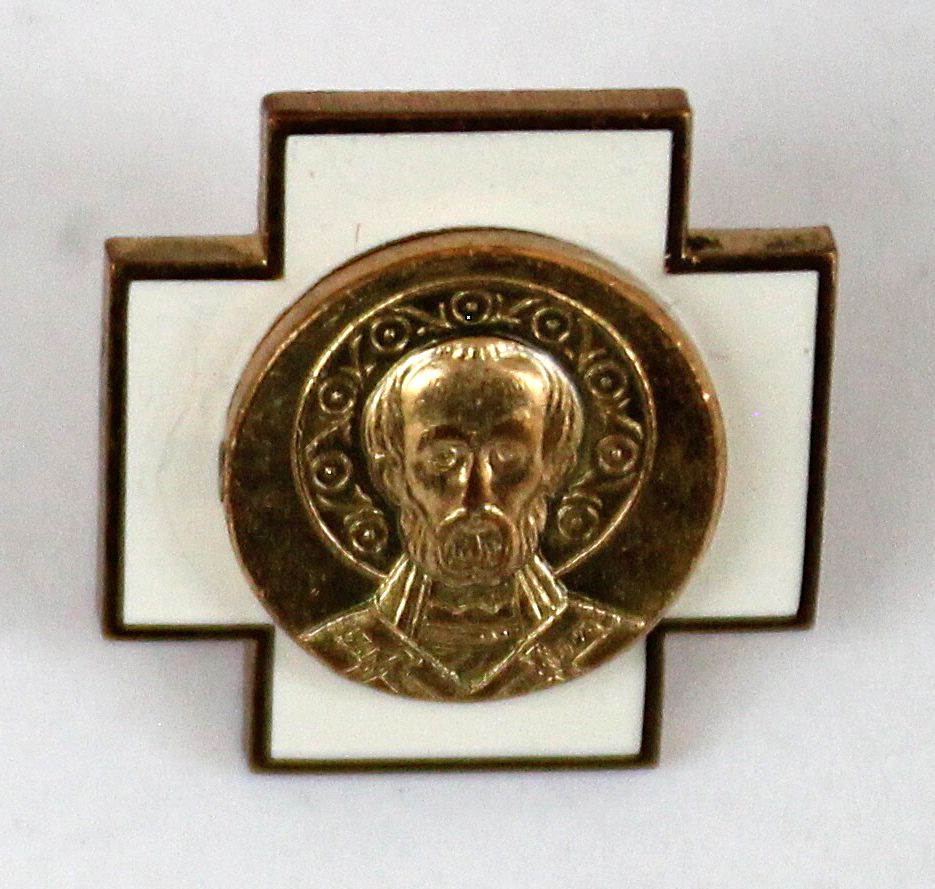Знак-Крест. Белая эмаль. В центре знака, в золотистом круге, изображен Преподобный Сергий Радонежский. Знак имеет винтовое крепление. Размер 2 х 2 см.