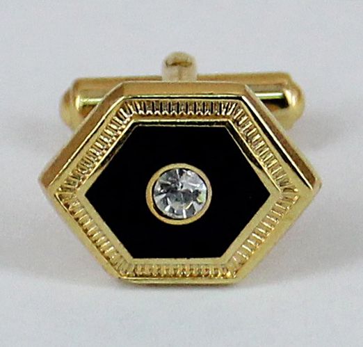 Запонка шестиугольной формы с прозрачным камнем, имитирующим чёрный агат в золотистой оправе. Размер 2 х 1,5 см.