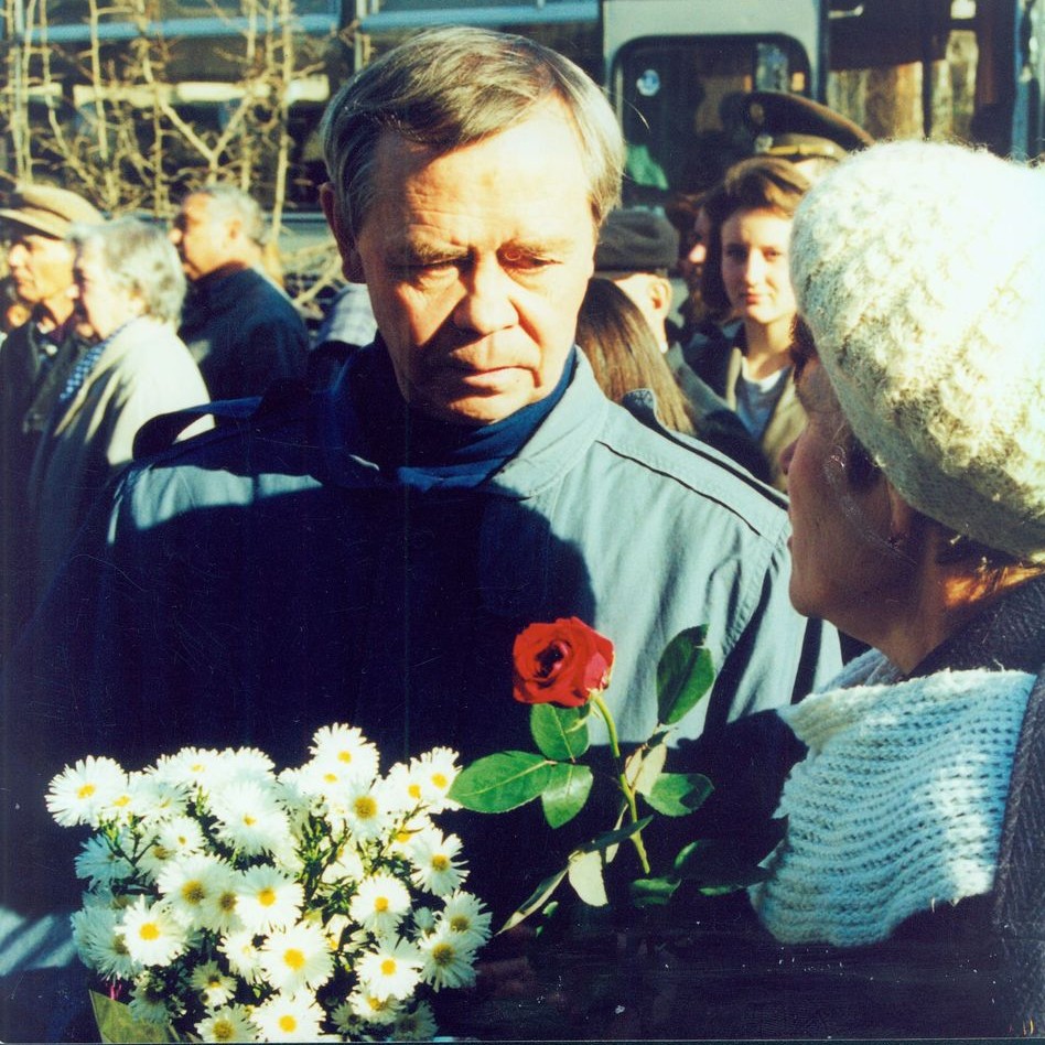 В.Г. Распутин на улицах Иркутска. 1997 г. Из фондов ИОКМ.