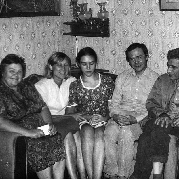 В.Г.Распутин, С.И.Распутина, М.В.Распутина, Р.А. Григорьева (крайняя слева) и Ю.В.Григорьев (крайний справа). Сентябрь 1986 г. Из семейного архива писателя.