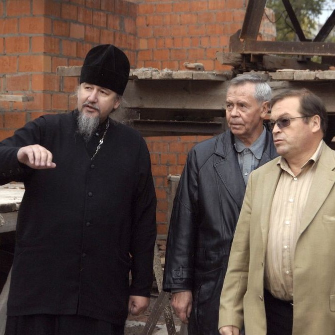 В.Г. Распутин, Г.К.Сапронов и отец Андрей Огородников на строительстве храма. г. Братск, Иркутская область.