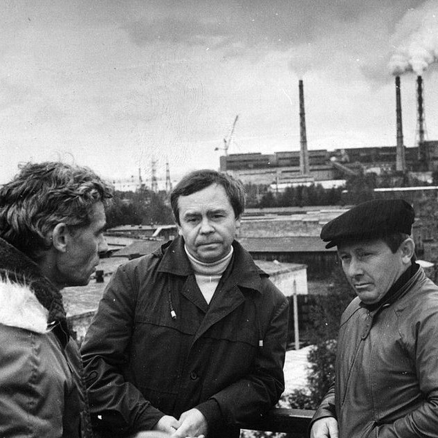 В.Г.Распутин, Ю.В.Григорьев (слева), В.Максимов (справа) на фоне Байкальского целлюлозного комбината. г.Байкальск, Иркутская область. Из семейного архива писателя.