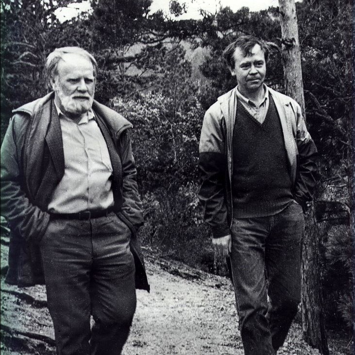 В.Г. Распутин и В.И. Белов на Байкале. 1987 г.  Фото Малиновского. Из фондов ИОКМ