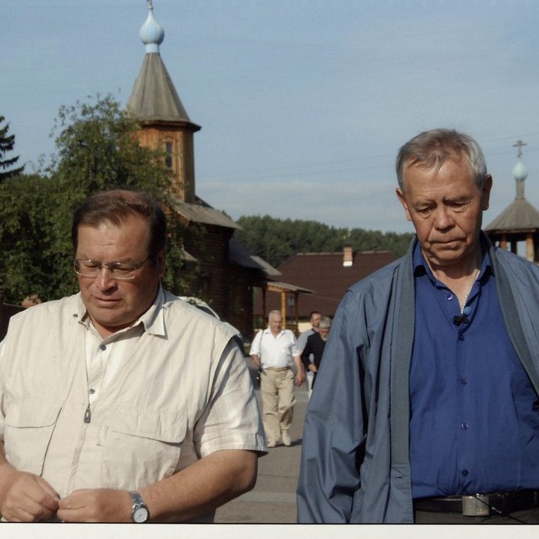 В.Г.Распутин и Г.К.Сапронов во время съемок фильма об  Ангаре. г. Кодинск, Красноярский край, 2009 г. Фото А.Бызова.