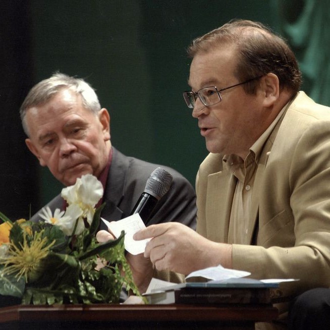 В.Г.Распутин и Г.К.Сапронов на встречах ч читателями. 2007 г. Из семейного архива писателя.