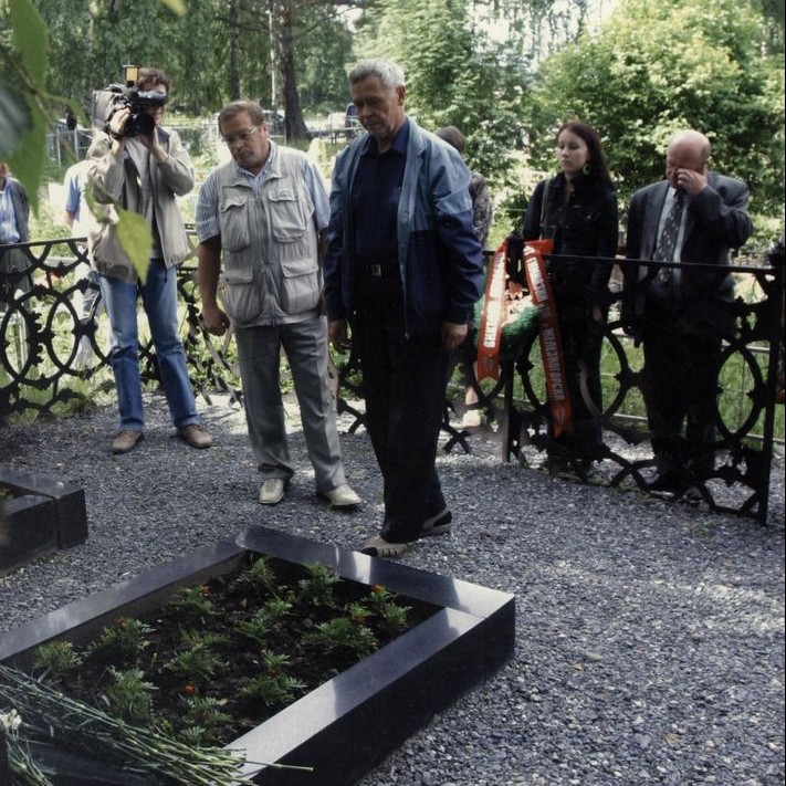 В.Г.Распутин и Г.К.Сапронов на могиле В.Астафьева в с.Овсянка. 2009 г. Из архива В.Г.Распутина.