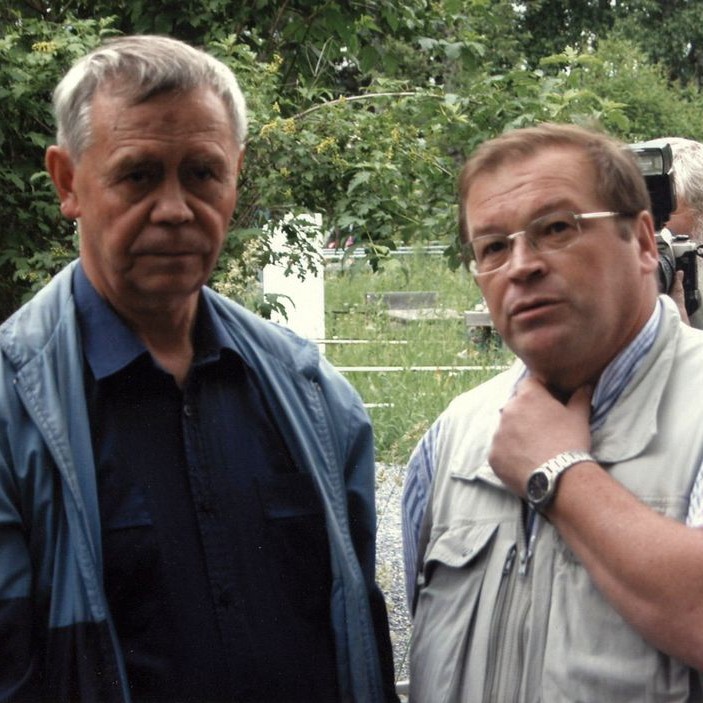 В.Г.Распутин и Г.К.Сапронов около могилы В.Астафьева. с.Овсянка. 2009 г. Из семейного архива В.Г.Распутина.
