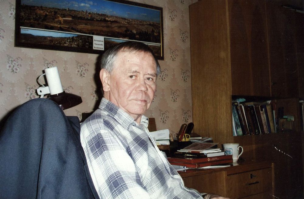 В.Г.Распутин в московской квартире. 2008 г. Из семейного архива писателя.