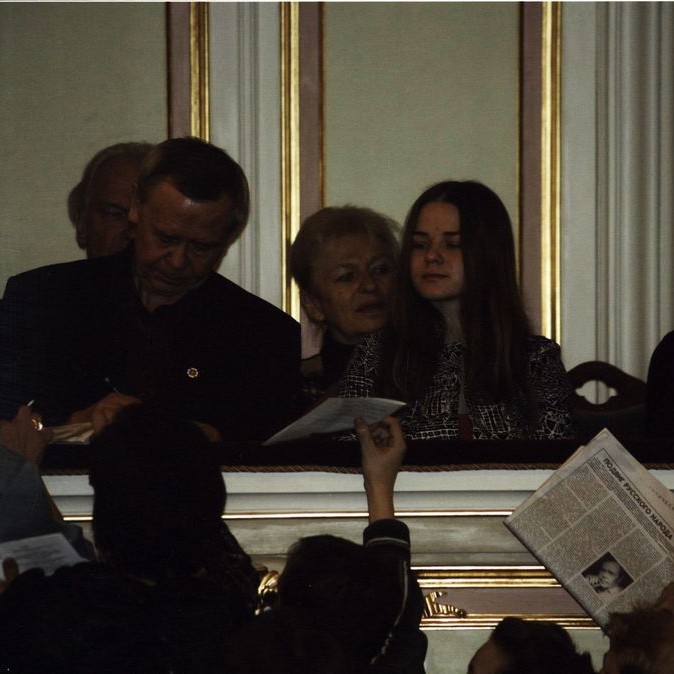 В.Г.Распутин, внучка Антонина, С.И.Распутина в театре. Позади В.Н.Ганичев с супругой. 21 марта 2007 г. Из архива В.Г.Распутина.