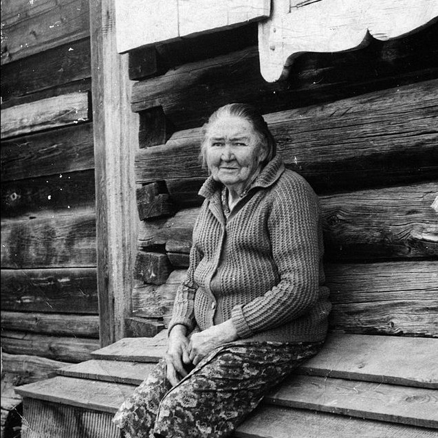 Нина Ивановна, мать писателя, на зваленке своей избы. с.Аталанка. 1978 г. Фото Ю.В.Григорьева. Из семейного архива писателя.