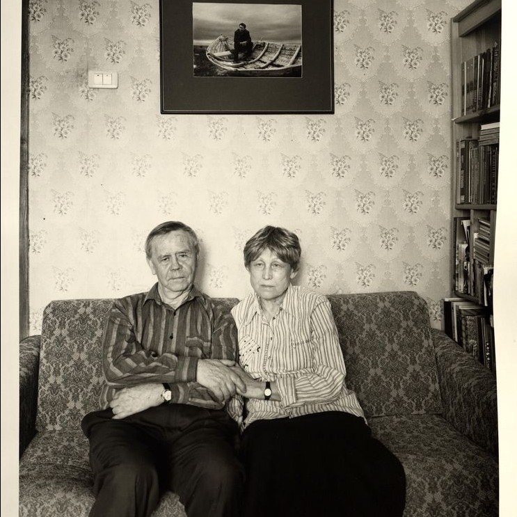 В.Г. Распутин дома с женой Светланой Ивановной. Из семейного архива писателя.