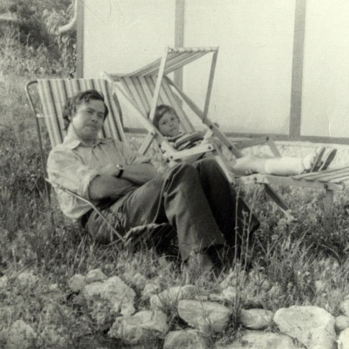 В.Г. Распутин с дочерью Марией на даче. Из семейного архива писателя.