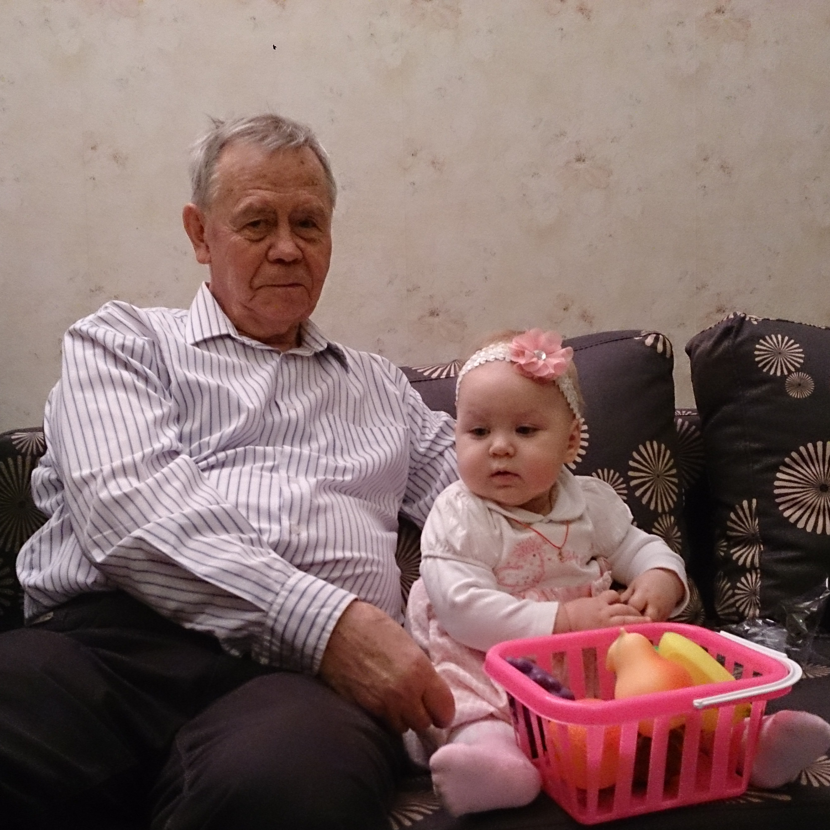Валентин Григорьевич с внучкой Алисой. 2014 г.