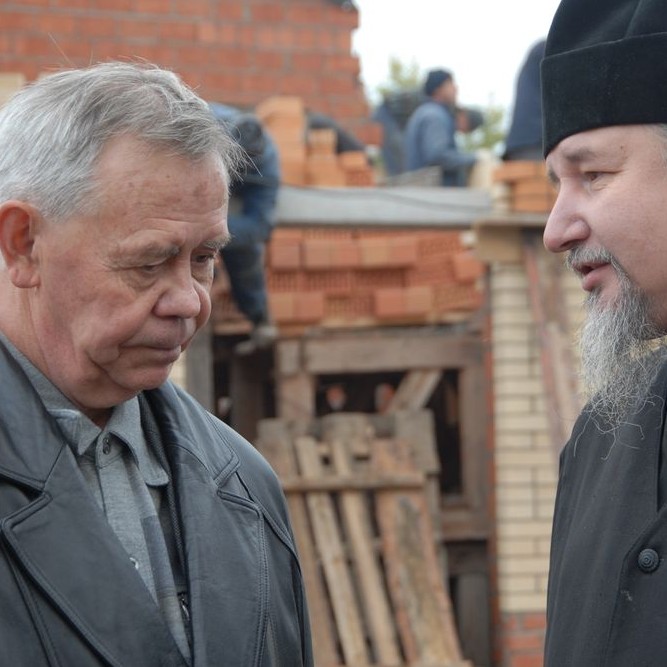 В.Г. Распутин и отец Андрей Огородников на строительстве храма. г. Братск, Иркутская область.