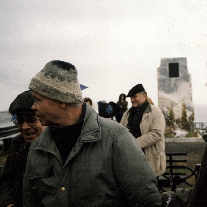 А. Гребнев, В. Распутин, Ю. Поляков, В.Николаев (слева направо). Байкал, памятник А.Вампилову. Фото В. Козлова. Из архива В. Г. Распутина.